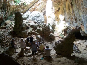atelier de philosophie dans la grotte de Périllos, juin 2015